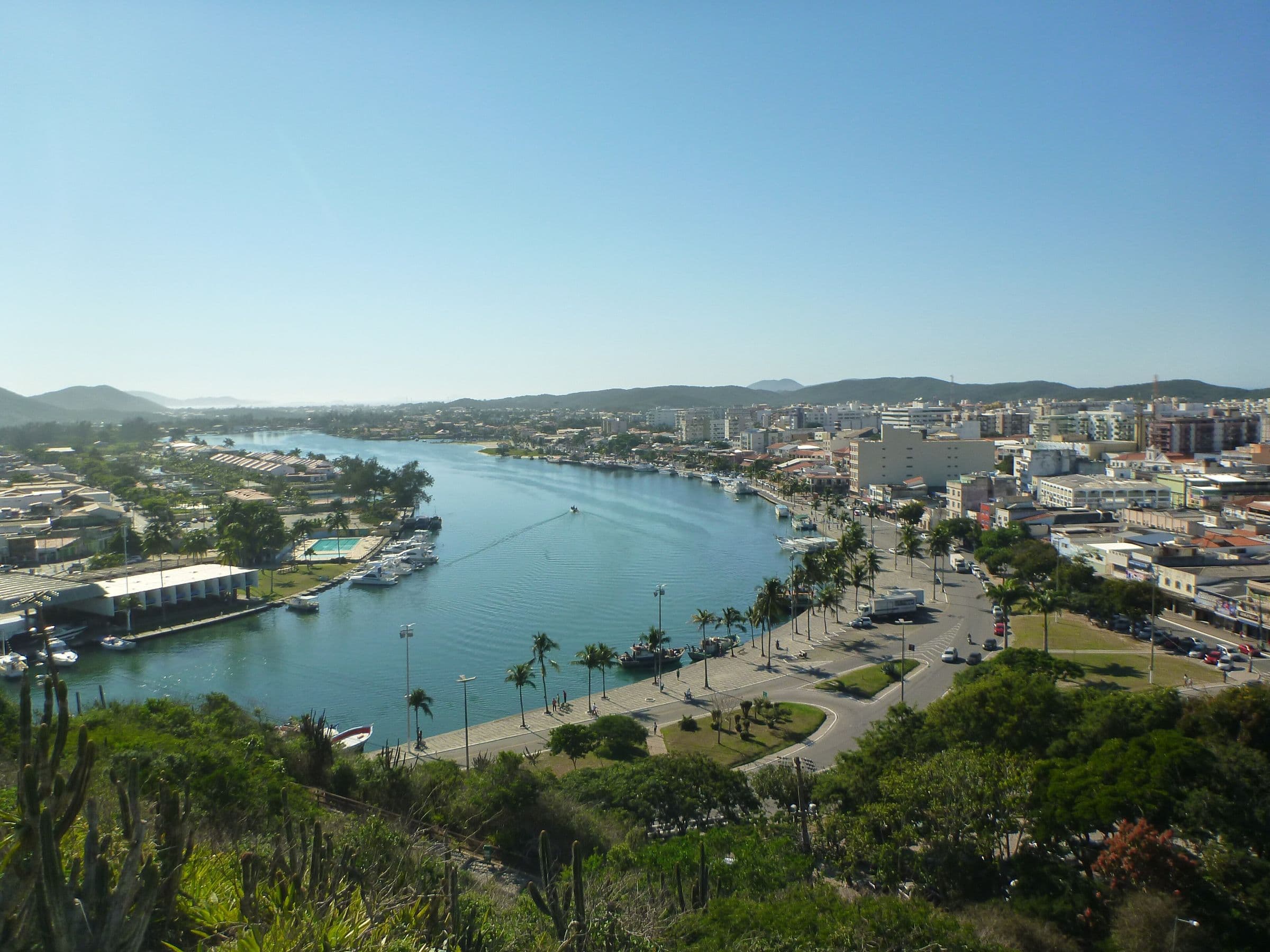 Canal do Itajuru visto do alto, cortando Cabo Frio entre palmeiras, marinas e prédios da orla