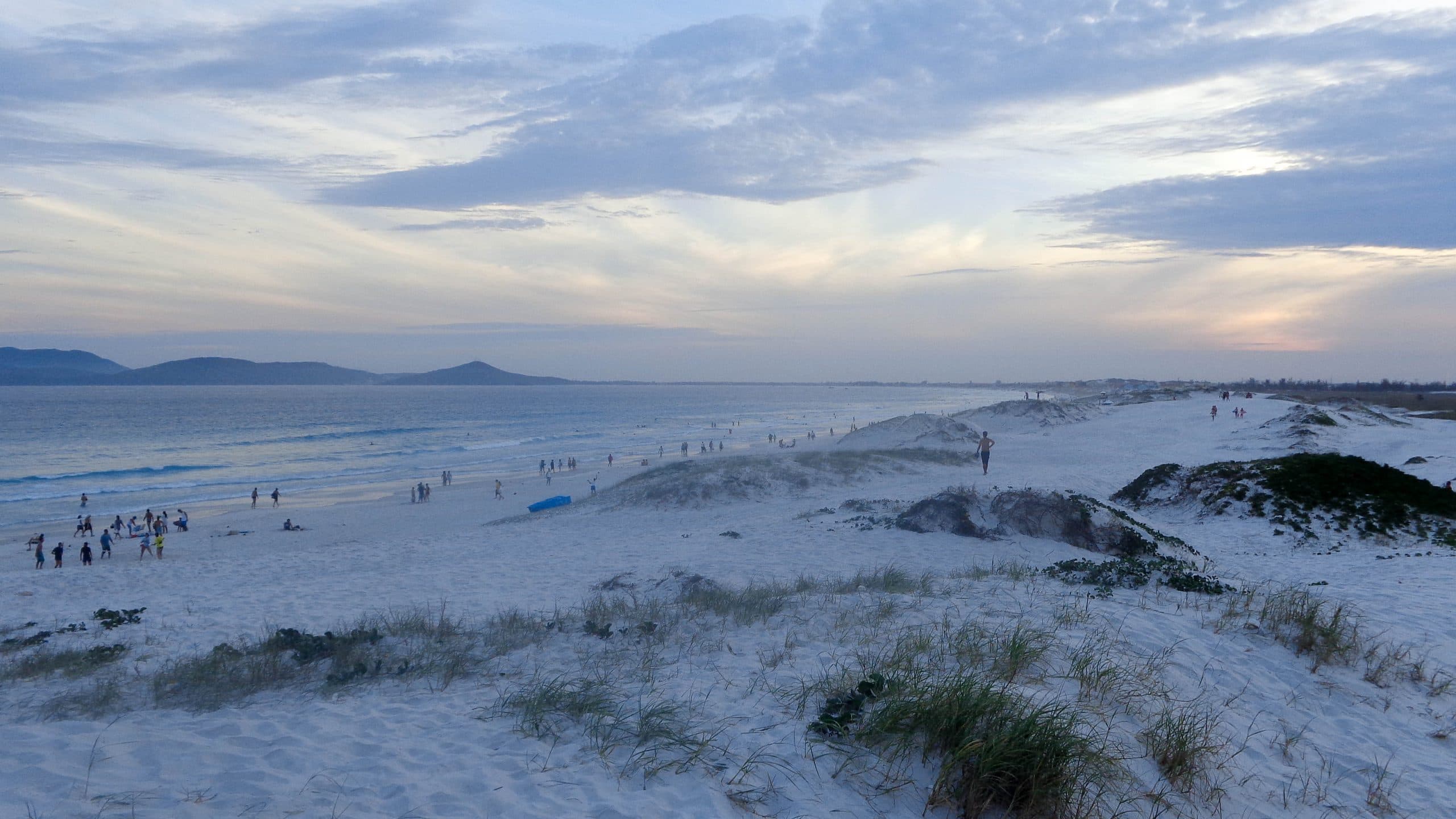 Dunas brancas e o mar na Praia das Dunas, em Cabo Frio, ao entardecer